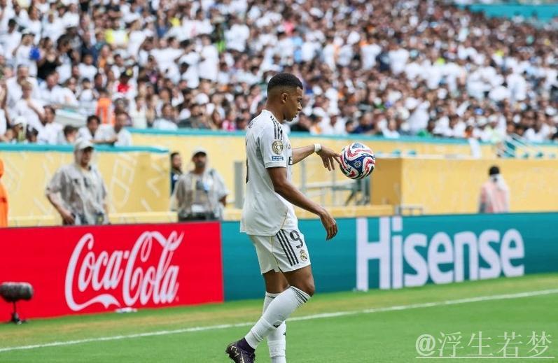 9000万球星成皇马冷板凳常客：3场仅出战23分钟，球迷调侃不断